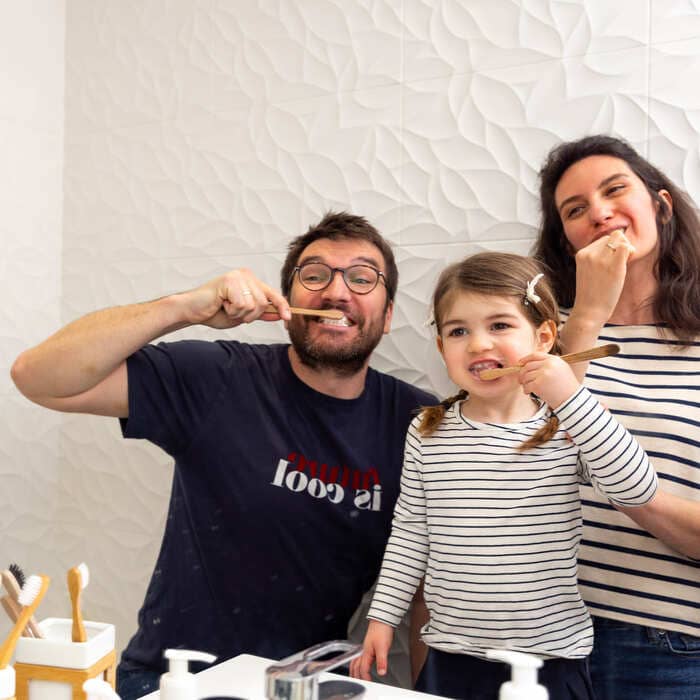 Famille qui utilise le dentifrice citron Pimpant