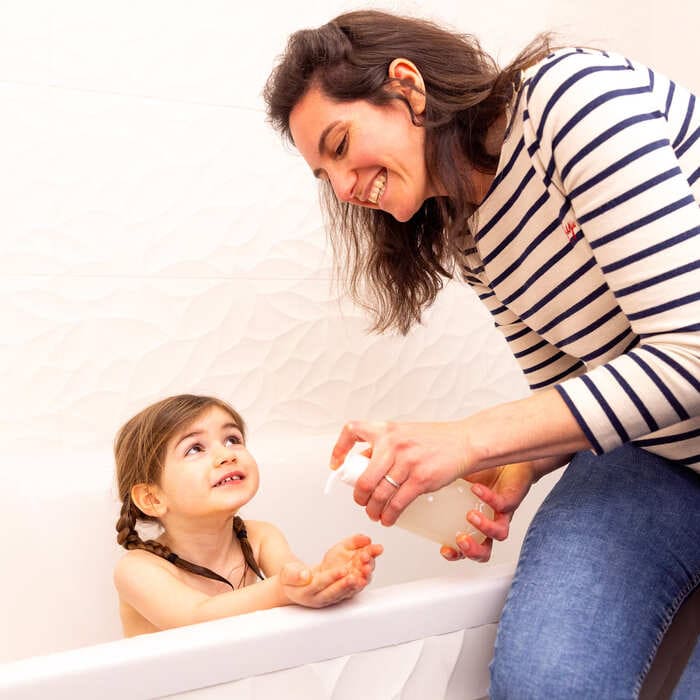 Utiliser un gel douche rechargeable pour son bébé dès 3 ans